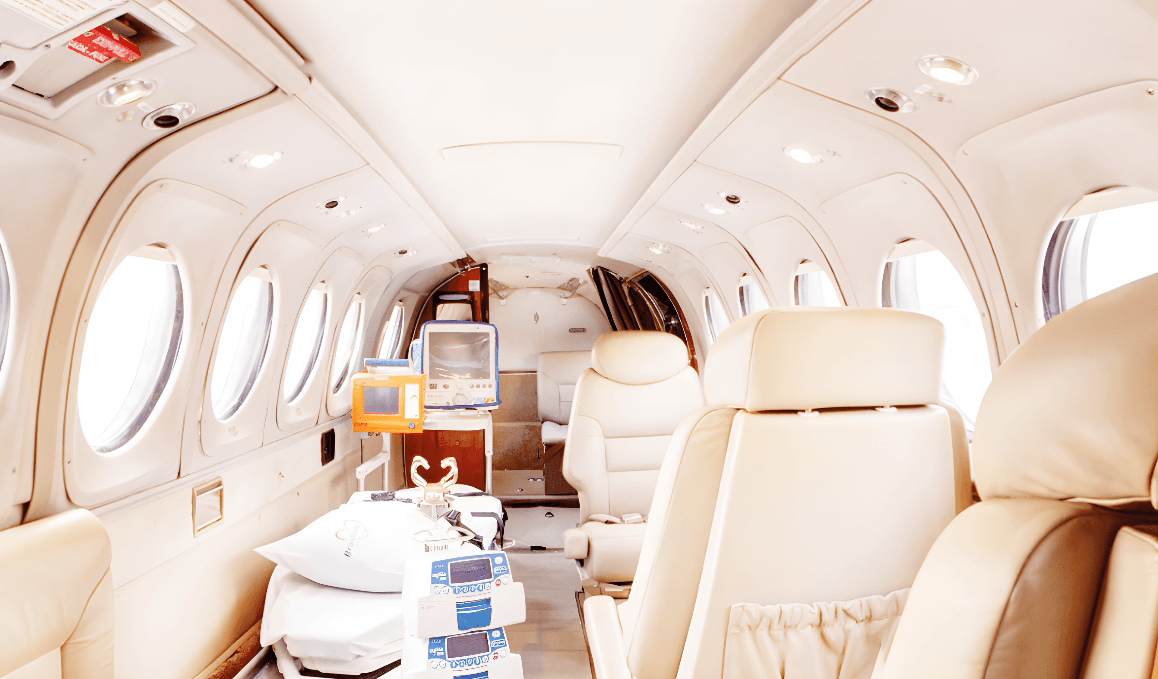 Equipe médica embarcando paciente em jato de remoção aeromédica