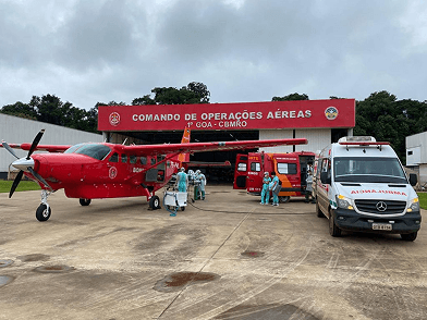 Aeronave de resgate e equipe de operações aéreas em base do Comando de Operações Aéreas